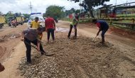 Permalink ke Tak Kunjung Diperbaiki, Anggota Polsek Tapung Hulu Dibantu Warga Timbun Jalan Yang Rusak Parah