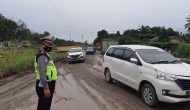 Permalink ke Panit Lantas dan Anggota Polsek Tapung Lakukan Pengaturan di Jalan Rusak KM 55 Petapahan