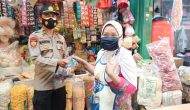 Permalink ke Polsek Bukit Raya Bagikan Masker Gratis Kepada Pedagang dan Pengunjung Pasar Pagi Arengka 