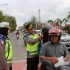 Polres Dumai Membagikan Helm dan Kaos Tertib Berlalu Lintas Kepada Para Pengguna Jalan di Bundaran