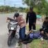 Saraf Terjepit Kambuh, Seorang Warga Terkapar di Pinggir Jalan Dibantu Personel Brimob