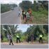 Gotong Royong Bersama Warga, Anggota Lantas Kandis Bersihkan Jalan Lintas