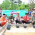 Nurhayati Tak Kuasa Menahan Tangis, Kapolres Inhu Letakkan Batu Pertama Pembangunan Rumah Impiannya. Nurhayati Tak Kuasa Menahan Tangis, Kapolres Inhu Letakkan Batu Pertama Pembangunan Rumah Impiannya.
