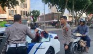 Permalink ke Lihat Pengendara Sepeda Motor Jatuh, Karo SDM Polda Riau Gerak Cepat Berikan Bantuan