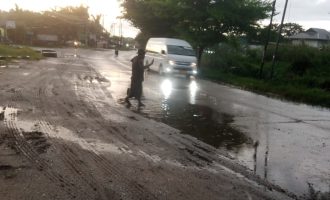 Permalink ke Maknai Semangat Sumpah Pemuda dengan Aksi Nyata, Tokoh Masyarakat Janangkok Lumban Raja Berjibaku Alirkan Genangan Air di Bukit Batrem